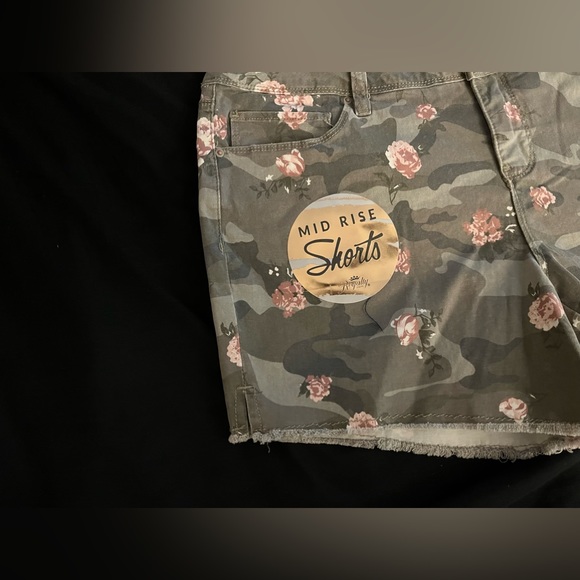 Women’s Royalty For Me Mid Rise NWT camouflage floral shorts in size 12 - Picture 2 of 12